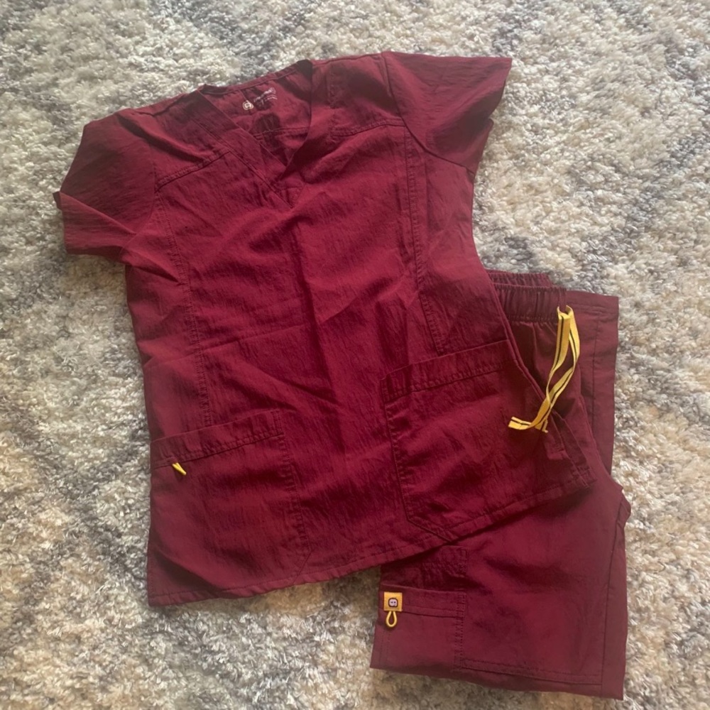 Woman’s Four Stretch Scrub Set - Size Small